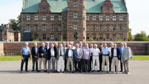 27 mand samlet til 60 år jubilæum, foran forsenborg (Foto Per Irgens - 705)